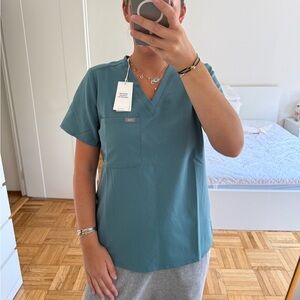 FIGS Catarina Scrub Top